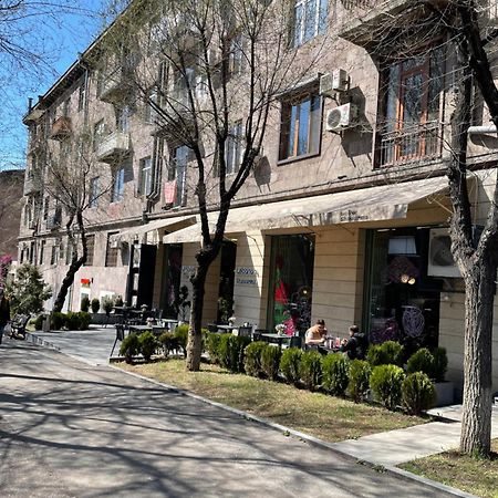 Komitas Apartement Erevan Esterno foto